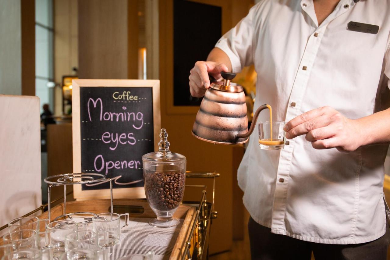 阿瓦尼+曼谷河畔酒店【Sha Plus+】 外观 照片 Coffee being served at a coffee shop